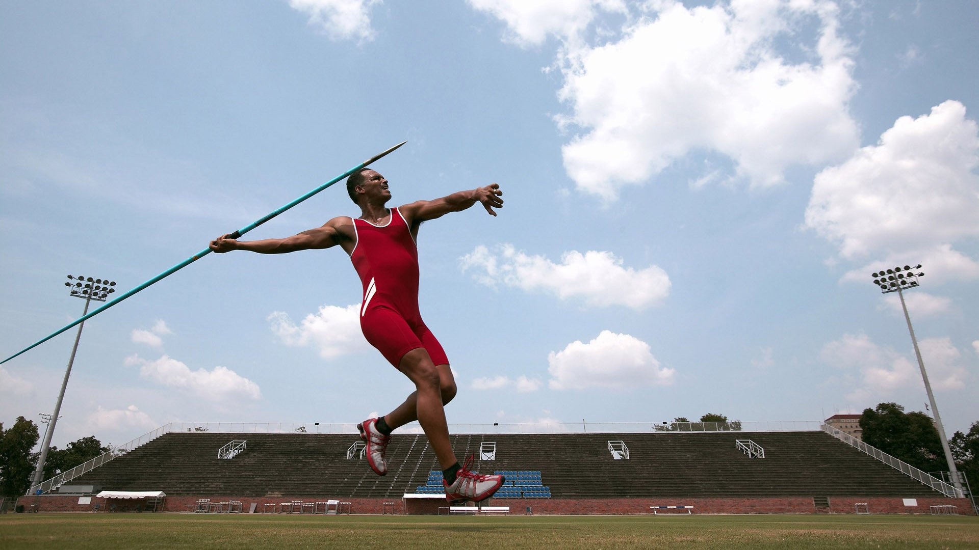 九游体育APP下载-高强度足球比赛中球员拼尽全力争胜，足球比赛面对强大的对手怎么安排